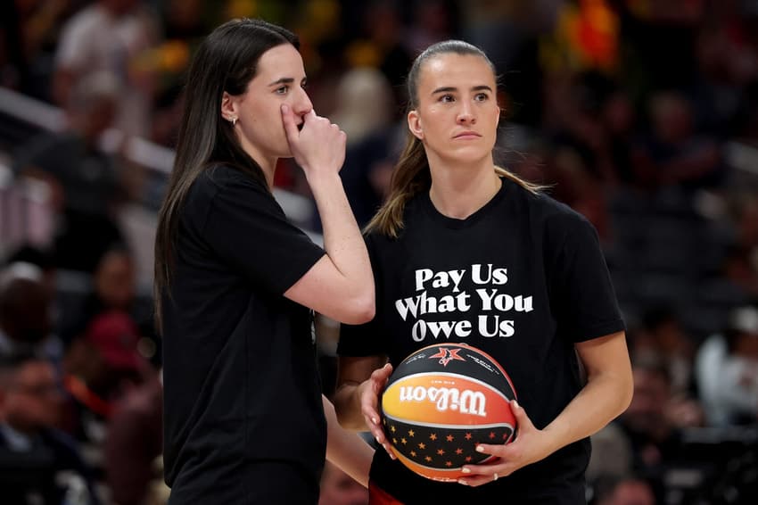 Caitlin Clark, do Indiana Fever, e Sabrina Ionescu, do New York Liberty, antes do All-Star Game da WNBA (Foto: Steph Chambers/Getty Images/AFP)