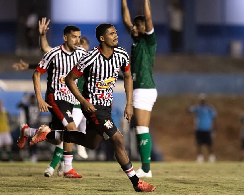 Kadu, do Anápolis, comemora seu gol com jogadores do seu time durante contra o Guarani