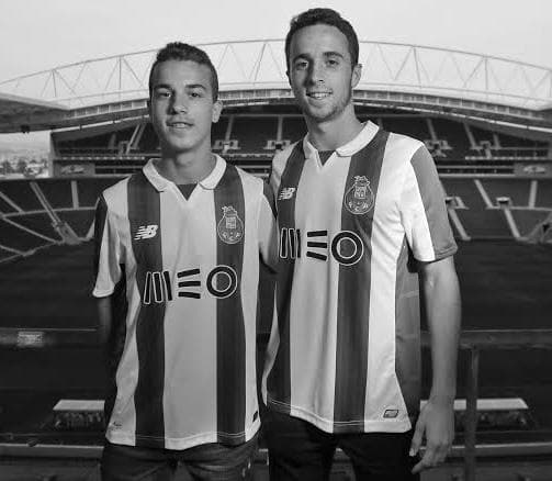 Diogo Jota e seu irmão, André Silva, foram homenageados com um minuto de silêncio antes da partida entre PSG e Bayern de Munique (Foto: Reprodução)