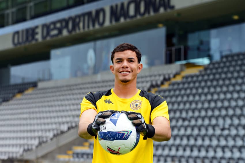 Kevyn Vinícius é apresentado pelo Nacional, de Portugal (Foto: Divulgação / CD Nacional)