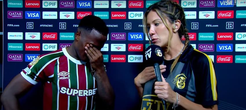 Jhon Arias chora ao lado de Bárbara Coelho após eliminação do Fluminense no Mundial
