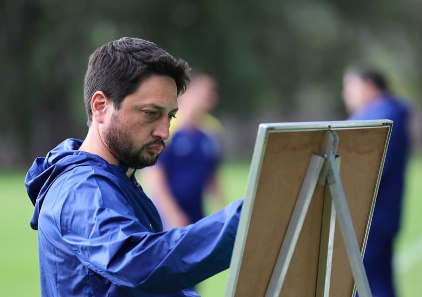 Arthur Elias durante treino de véspera de Brasil x Bolívia pela Copa América Feminina. (Foto: Lívia Villas Boas/ CBF)