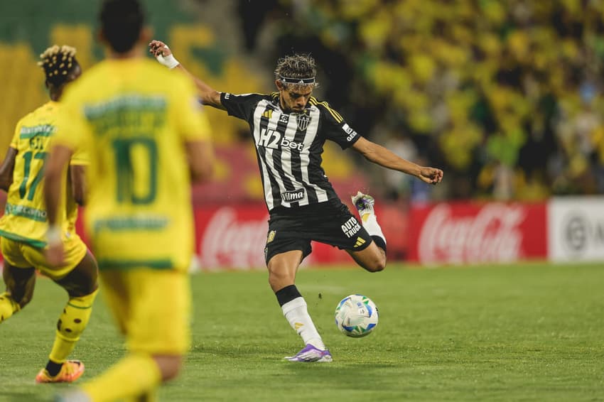 Gustavo Scarpa em ação no jogo do Atlético-MG contra o Bucaramanga pela Sul-Americana