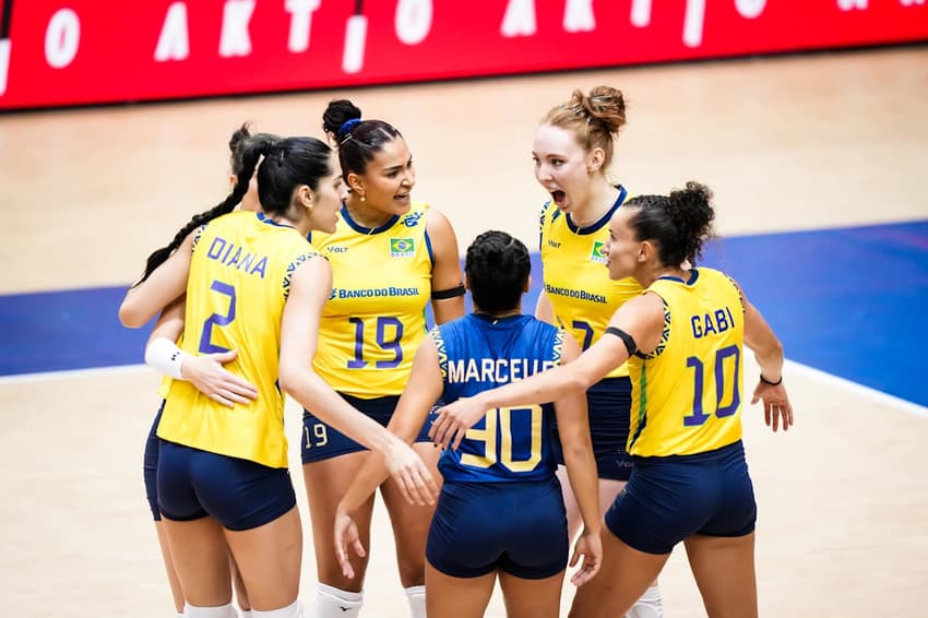 Jogadoras do Brasil em jogo contra a Polônia na VNL (Foto: Divulgação/Volleyball World)
