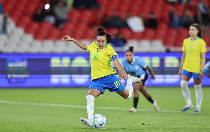 Marta cobrou pênalti no primeiro tempo e ampliou para o Brasil. (Foto: Lívia Villas Boas / CBF)