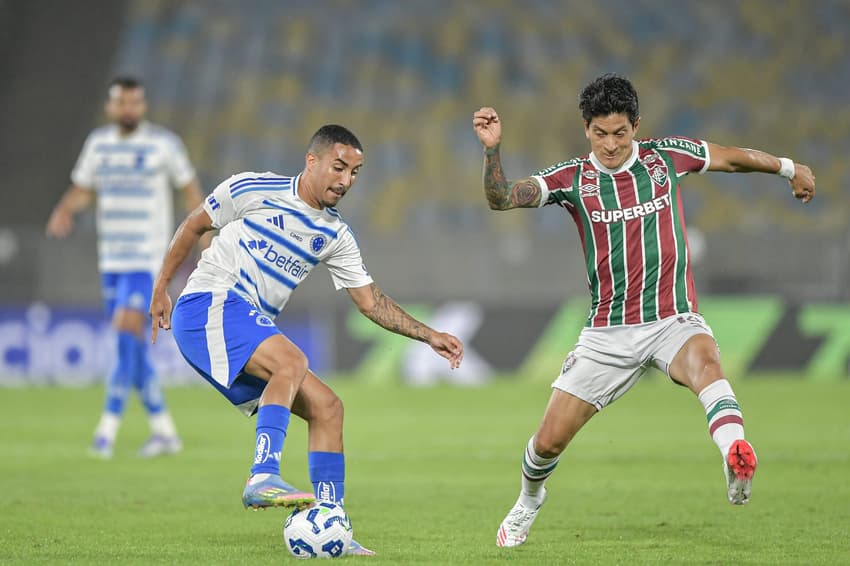 Cano, do Fluminense, disputa lance com Christian, do Cruzeiro, no Maracanã, pelo Brasileirão
