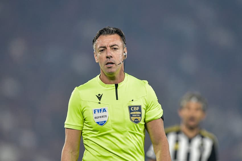 Raphael Claus durante partida entre Flamengo e Atletico-MG no estadio Maracana pelo campeonato Copa Do Brasil 2025. Foto: Thiago Ribeiro/AGIF