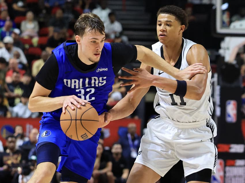 Cooper Flagg, do Mavericks, em ação contra o Spurs na Summer League (Foto: Ryan Stetz/NBAE via Getty Images/AFP)