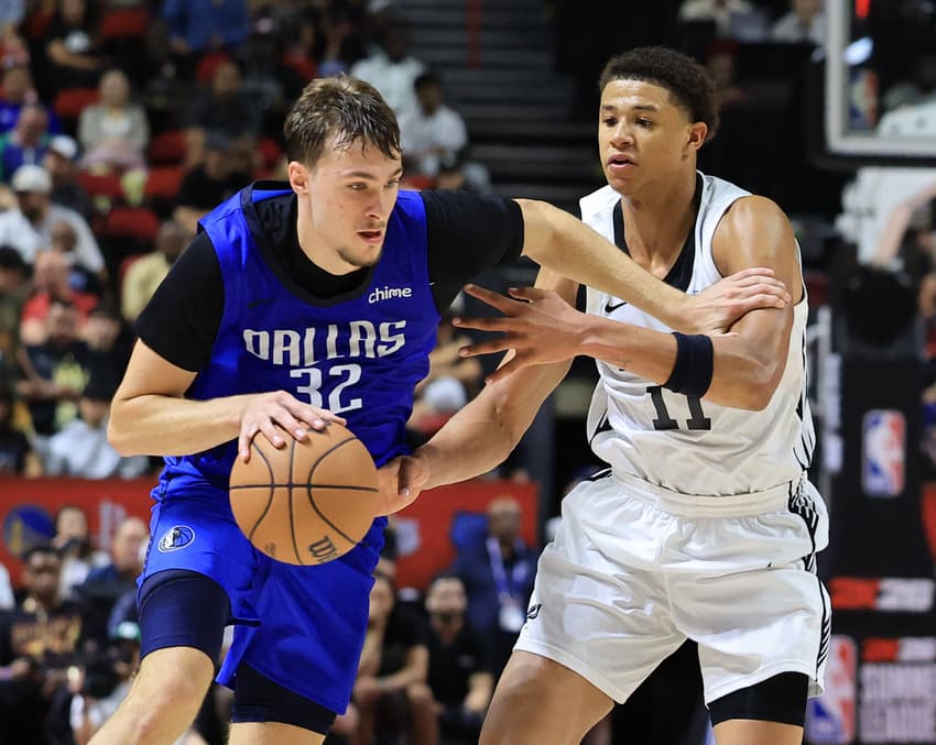 Cooper Flagg, do Mavericks, em ação contra o Spurs na Summer League (Foto: Ryan Stetz/NBAE via Getty Images/AFP)