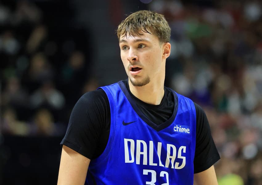 Cooper Flagg, do Mavericks, em ação contra o Spurs na Summer League (Foto: Ryan Stetz/NBAE via Getty Images/AFP)