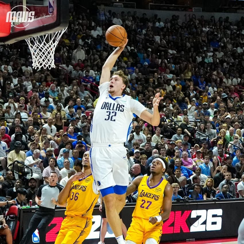 Cooper Flagg, do Mavericks, em jogo de estreia contra o Lakers na Summer League (Foto: Reprodução/X: @mavericks)