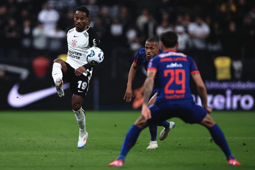 André Carrillo, do Corinthians, disputa lance com Juninho Capixaba, do Bragantino na Arena Corinthians pelo Brasileirão