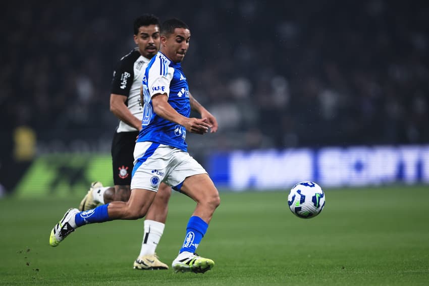 Matheus Bidu, do Corinthians, disputa lance com Christian, do Cruzeiro, na Arena Corinthians