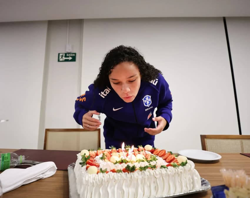 Dudinha comemora aniversário em concentração da Seleção feminina. (Foto: Lívia Villas Boas/CBF)