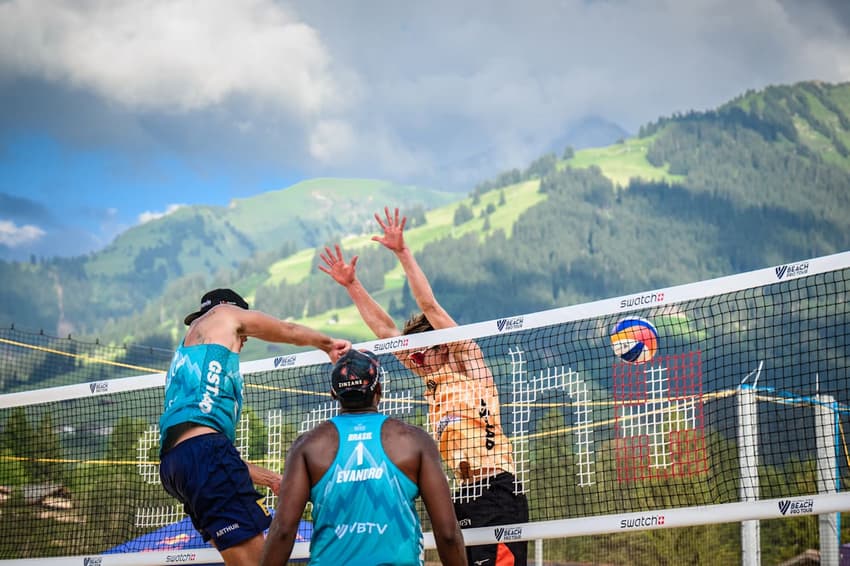 A dupla brasileira Evandro e Arthur derrotou os holandeses Luini e Immers no Elite 16 de Gstaad. Eles avançam às quartas de final da competição e já jogam neste sábado (Foto: Volleyballworld)