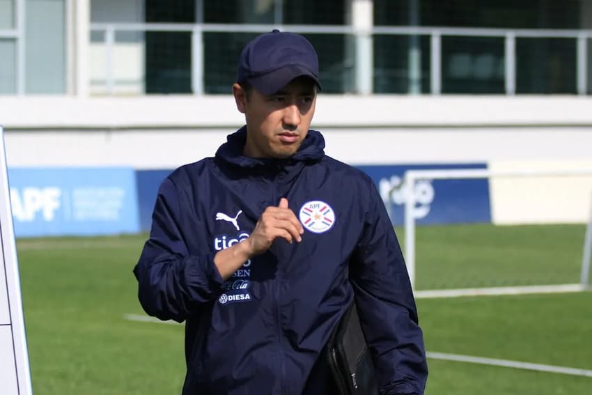 Fábio Fukumoto é treinador da seleção do Paraguai. (Foto: Paraguai/Divulgação)