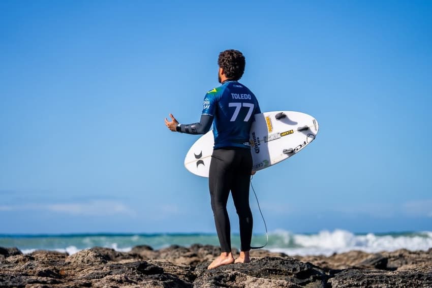 Filipe Toledo segue na disputa em Jeffreys Bay