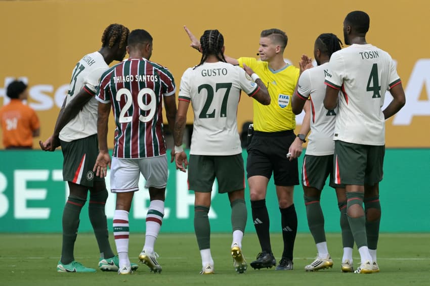 Jogadores de Fluminense e Chelsea conversam com o árbitro