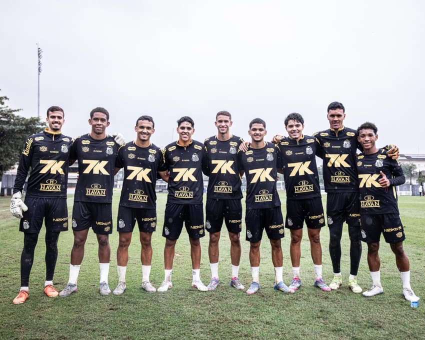 Gareotos da base participam de treino do profissional masculino do Santos nesta quinta-feira (03). (Foto: Raul Baretta/ Santos FC)