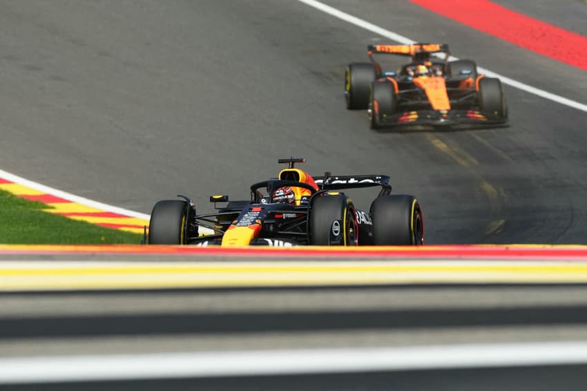 Max Verstappen ultrapassa Oscar Piastri pela liderança da sprint no GP da Bélgica pela F1 2025 (Foto: Dimitar DILKOFF / AFP)
