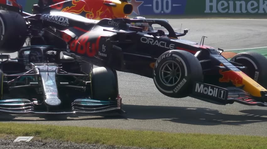 Halo protegeu a cabeça de Hamilton da roda de Verstappen em 2021 (Foto: Reprodução / F1)