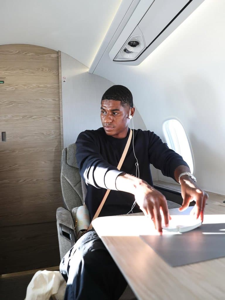 Paul Pogba comentou a transferência de Rashford para o Barcelona; o atacante inglês postou fotos em jato particular a caminho da Catalunha (Foto: Divulgação)