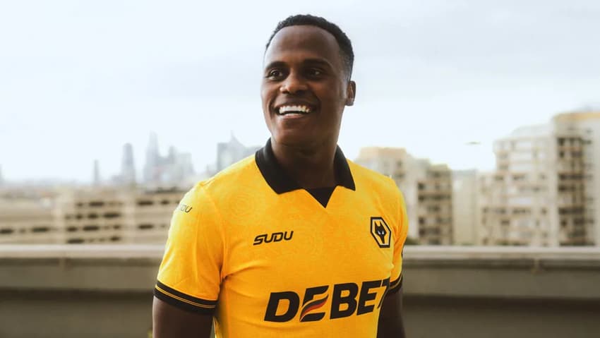 Jhon Arias foi anunciado pelo Wolves e recebeu a camisa 10 da equipe (Foto: Divulgação)