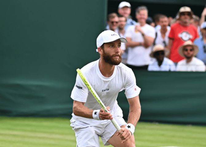 O francês Corentin Moutet na vitória sobre o argentino Comesana em Wimbledon (FFT)