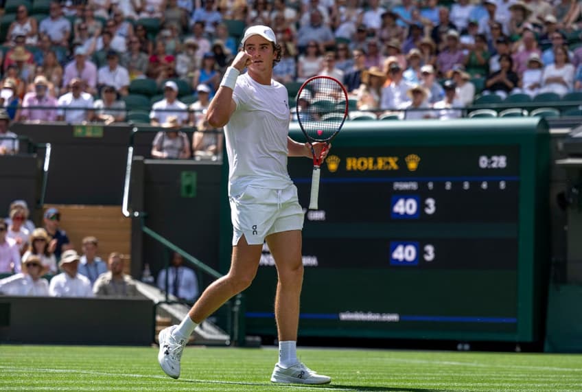João Fonseca na vitória sobre o americano Brooksby em Wimbledon (Divulgação)