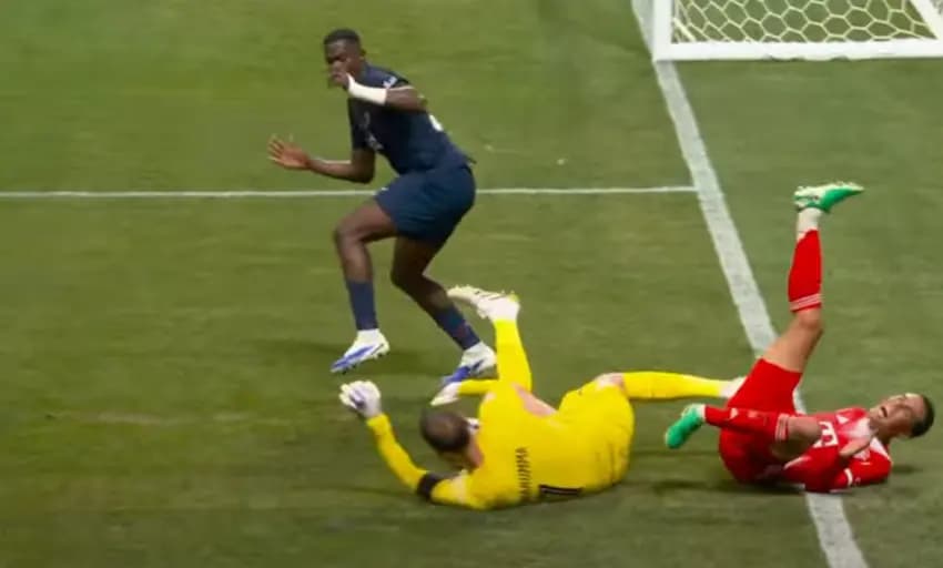 Musiala e Donnarumma dividiram a bola no lance que ocasionou na lesão do alemão (Foto: Reprodução)