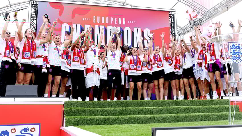 Inglaterra comemora bicampeonato da Euro Feminina nas ruas de Londres. (Foto: Seleção Inglesa/Divulgação)