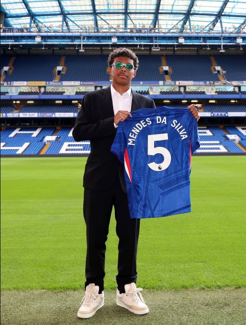 Isago Silva assinou seu primeiro contrato com o Chelsea. (Foto: Reprodução/Chelsea)