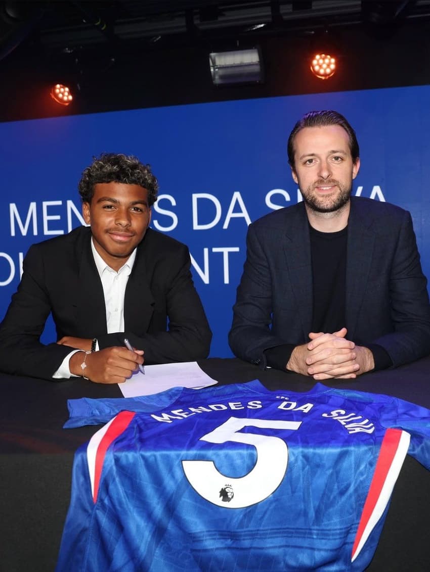 Isago Silva assinando seu primeiro contrato com o Chelsea. (Foto: Reprodução / Chelsea)