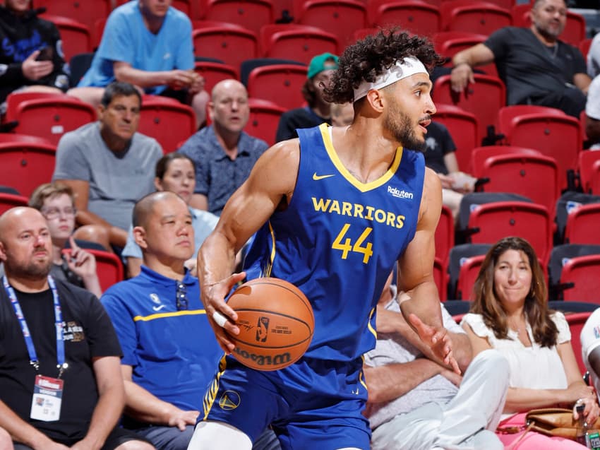 Jackson Rowe, do Warriors, em infiltração contra o Grizzlies na NBA Summer League (Foto: Logan Riely/NBAE via Getty Images/AFP)