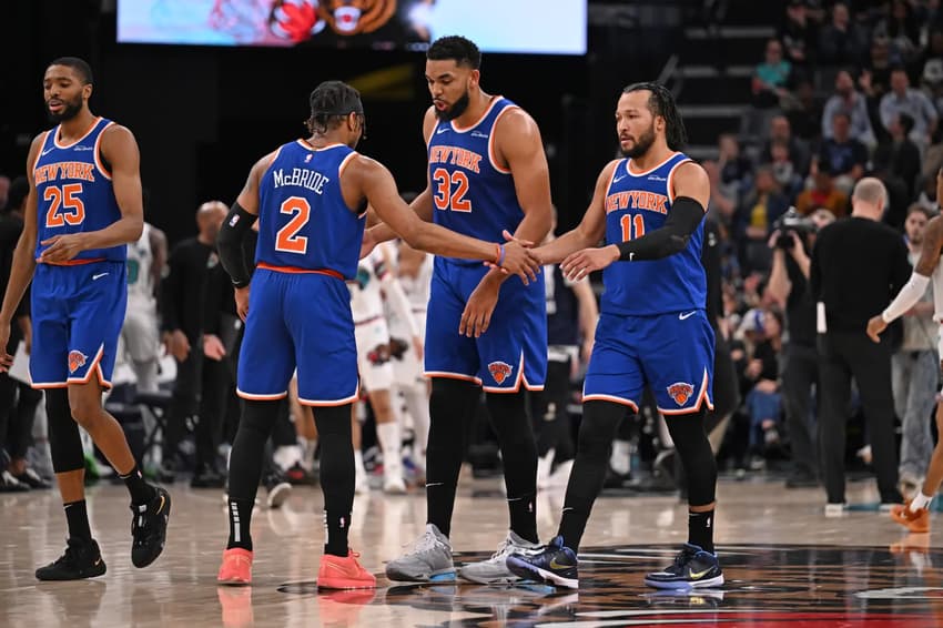 Miles McBride, Karl-Anthony Towns e Jalen Brunson, do New York Knicks, comemorando contra o Memphis Grizzlies na NBA (Foto: Grant Burke/NBAE via Getty Images/AFP)