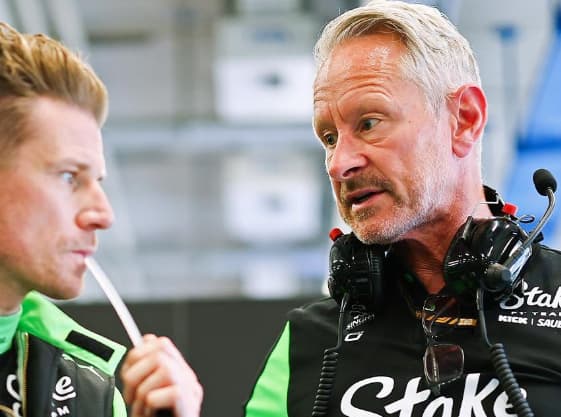 Jonathan Wheatley em garagem da Sauber com Nico Hulkenberg na F1 2025 (Foto: Reprodução/Instagram: @j.m.wheatley)