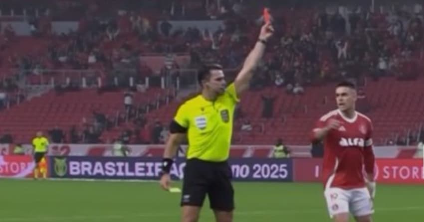 Flávio Rodrigues de Souza dá cartão vermelho para Léo Jardim em Inter x Vasco (Foto: reprodução Melhores Momentos Premier)