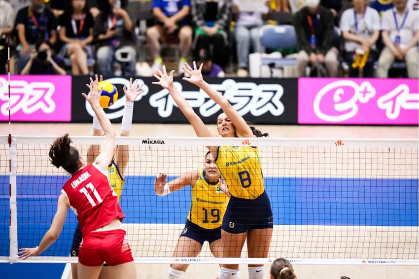 Julia Kudiess no bloqueio em jogo entre Brasil e Polônia da VNL (Foto: Divulgação/Volleyball World)