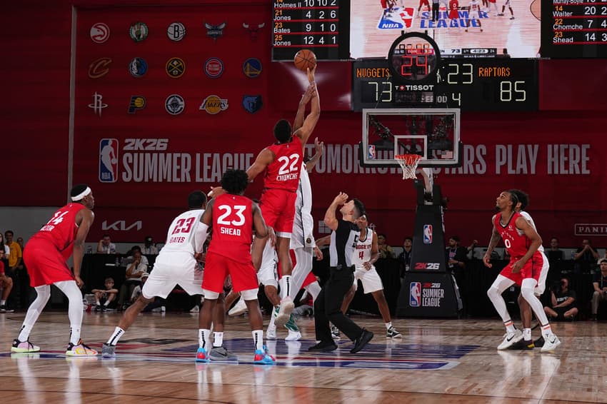 "Jump ball" entre Toronto Raptors e Denver Nuggets em jogo da NBA Summer League (Foto: Garrett Ellwood/NBAE via Getty Images/AFP)