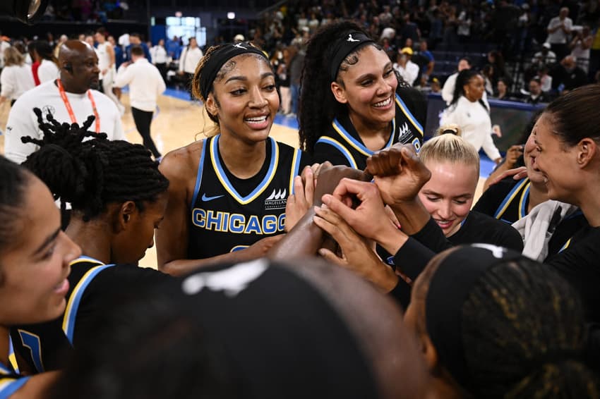 Angel Reese e Kamilla Cardoso comemoram vitória do Chicago Sky sobre o Lynx (Foto: Daniel Bartel/Getty Images/AFP)