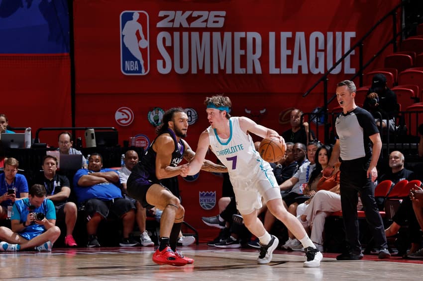 Kon Knueppel, do Charlotte Hornets, em ação contra o Sacramento Kings pela NBA Summer League (Foto: Logan Riely/NBAE via Getty Images/AFP)