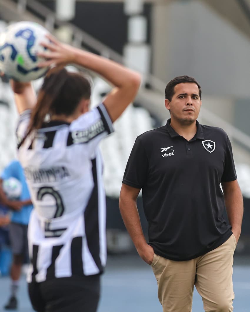 À beira do campo, Léo Goulart observa atletas do Botafogo. (Foto: Arthur Barreto/Botafogo)