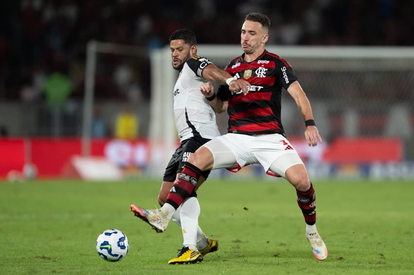 Léo Ortiz disputa bola com Hulk gol no jogo do Flamengo contra o Atlético-MG no Maracanã