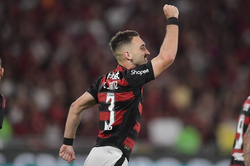 Léo Ortiz comemora seu gol no jogo do Flamengo contra o Atlético-MG no Maracanã