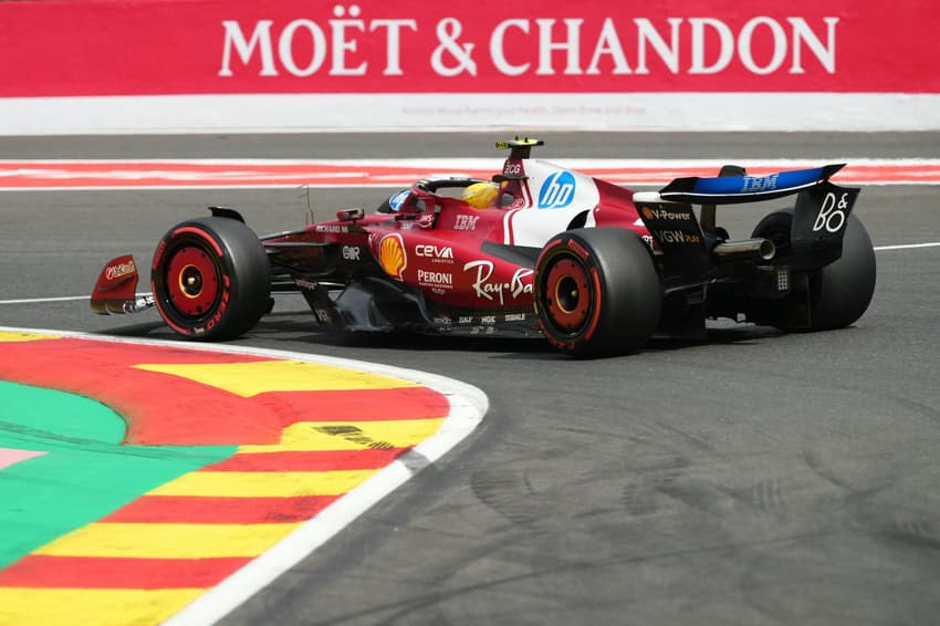Lewis Hamilton durante Q1 no GP da Bélgica na F1 2025 (Foto: Dimitar DILKOFF / AFP)