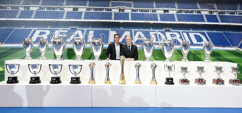 Lucas Vázquez com troféus conquistados no Real Madrid