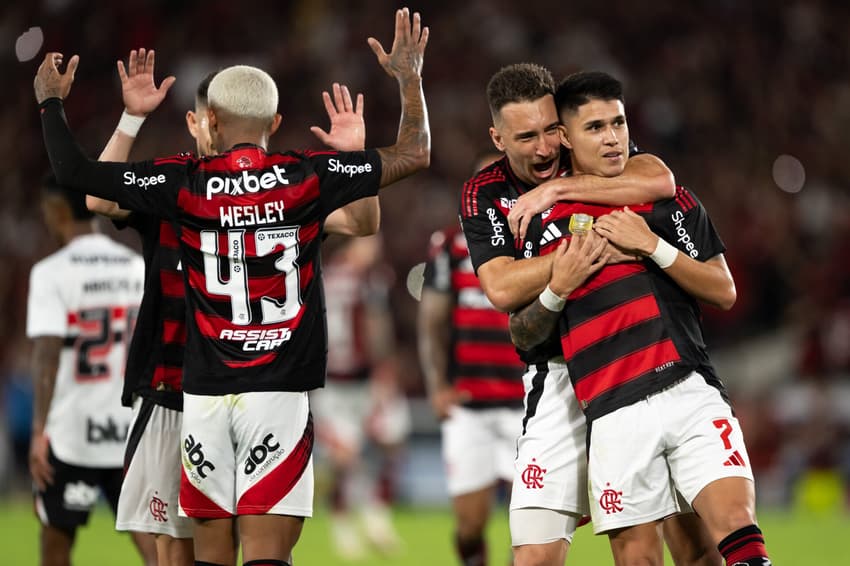 Luiz Araújo comemora seu gol no jogo do Flamengo contra o São Paulo pelo Brasileiro (Foto: Jorge Rodrigues/AGIF)