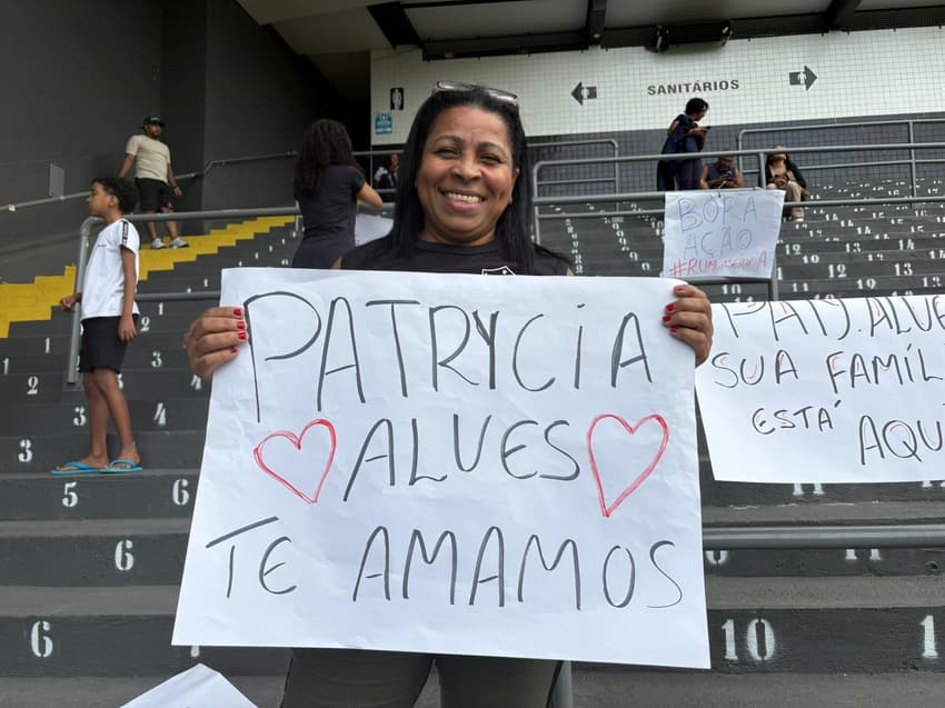 Mãe de Patrycia, Nancy estende cartaz em homenagem à filha na Vila Belmiro. (Foto: Giselly Corrêa/Lance!)