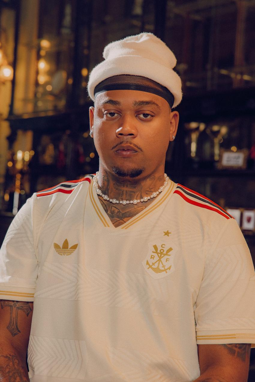 O rapper Major Rd com o novo manto 3 do Flamengo. (Foto: Divulgação/Flamengo)