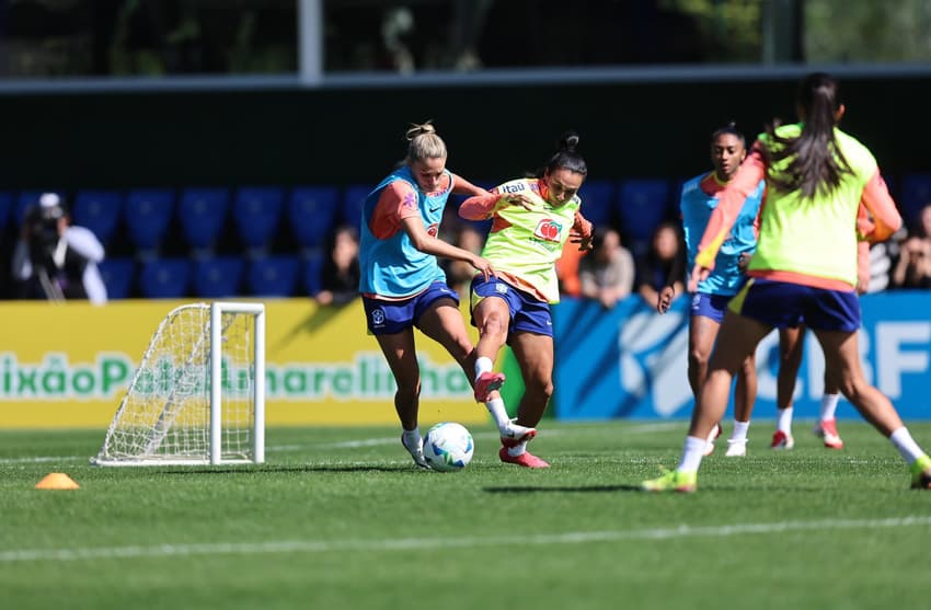 Marta durante treino da Seleção Brasileira nesta terça-feira (8). (Foto: Lívia Villas Boas / CBF)